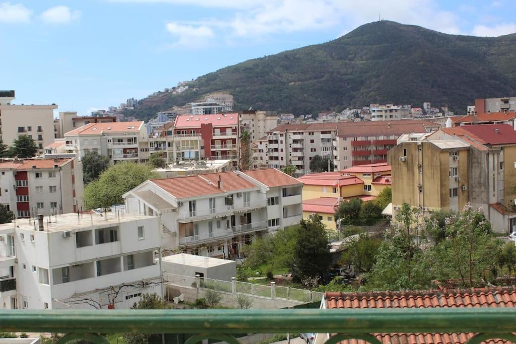 2-level With Terraces By The Sea