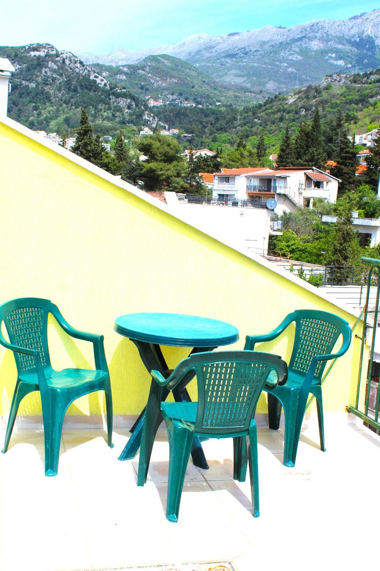 2-level With Terraces By The Sea